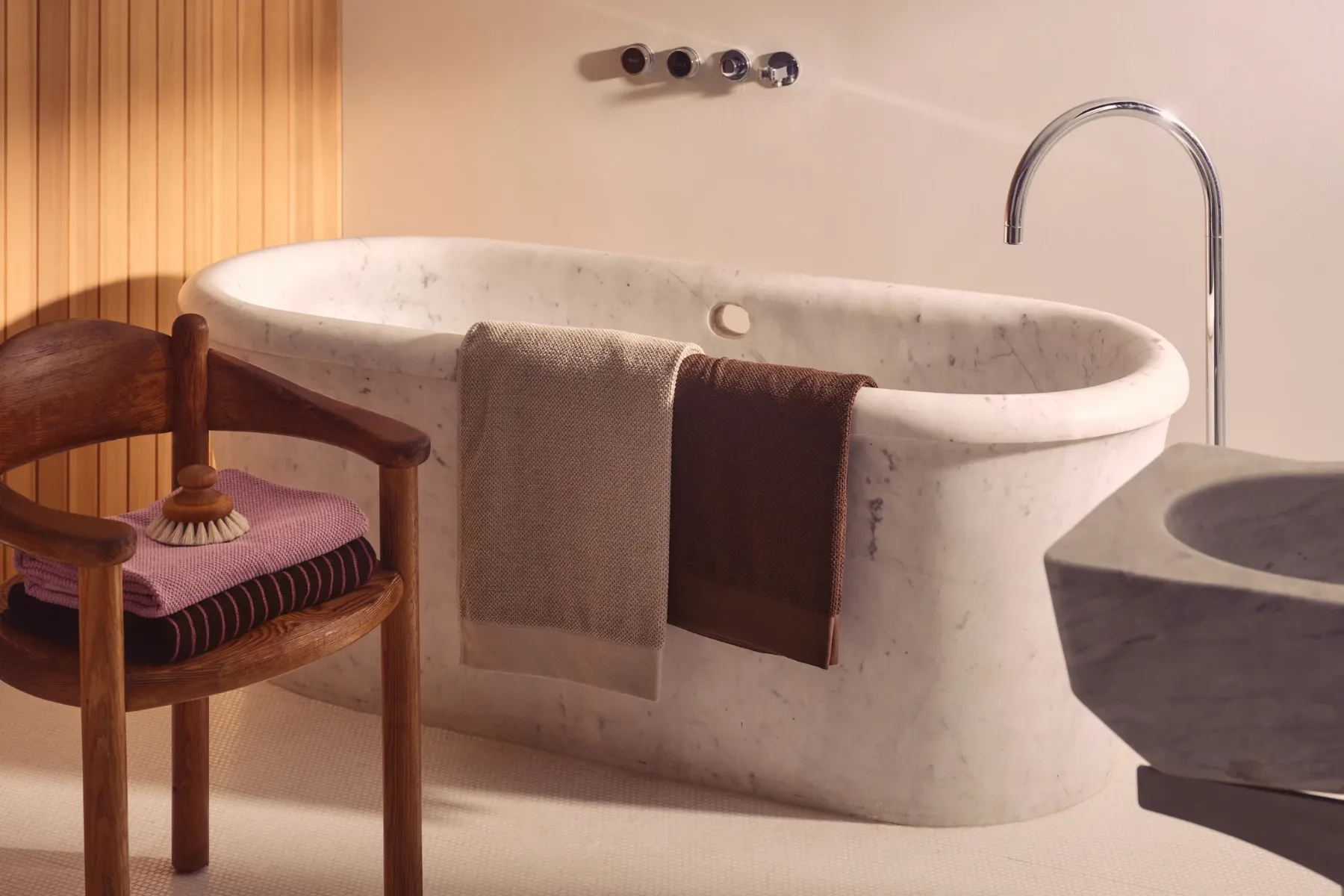 H&M HOME jesen 2025: Topla eleganca modernizma z retro pridihom