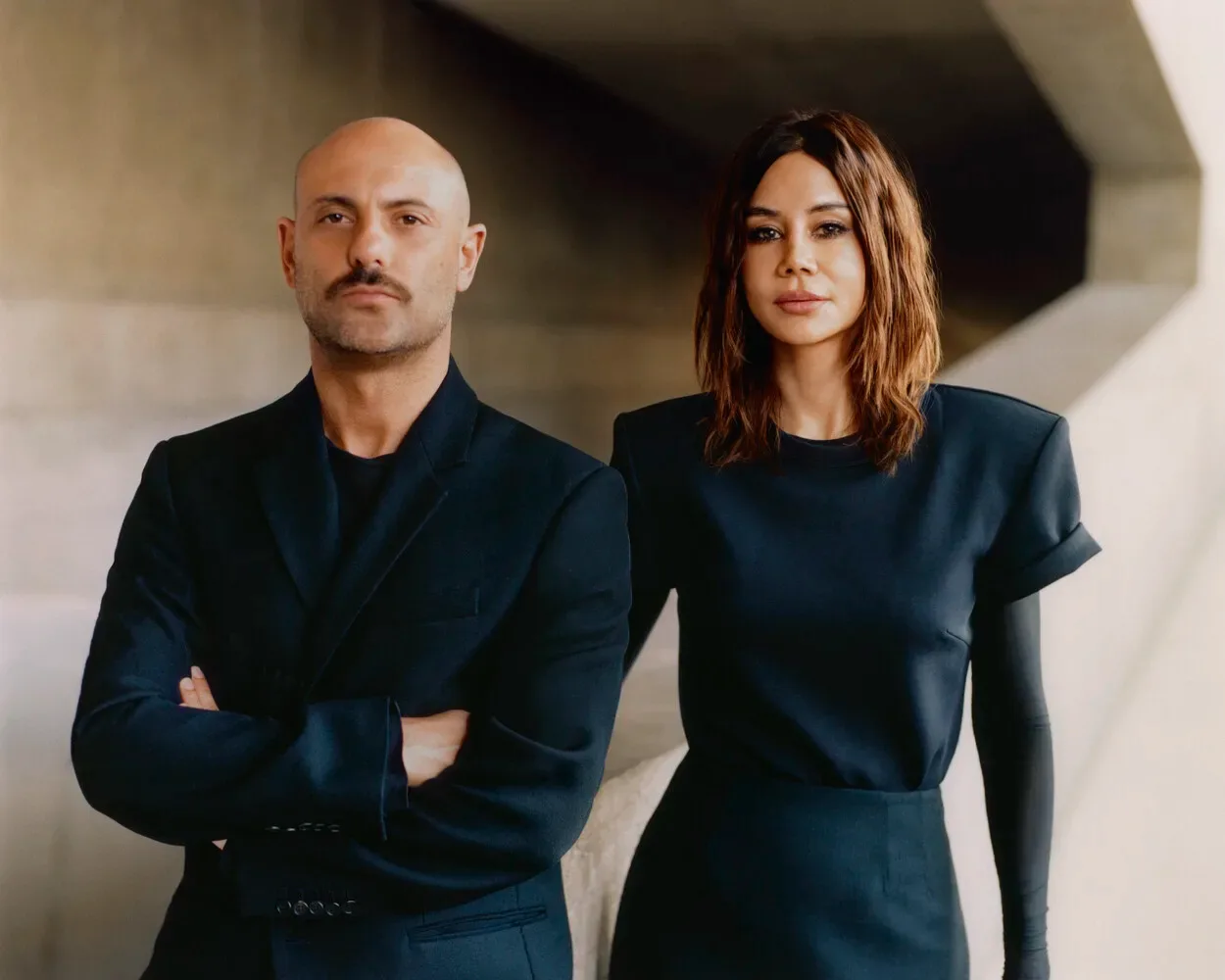 H&M in WARDROBE.NYC predstavljata kapsulno kolekcijo brezčasnih plaščev, suknjičev, džinsa in urbanih osnovnih kosov