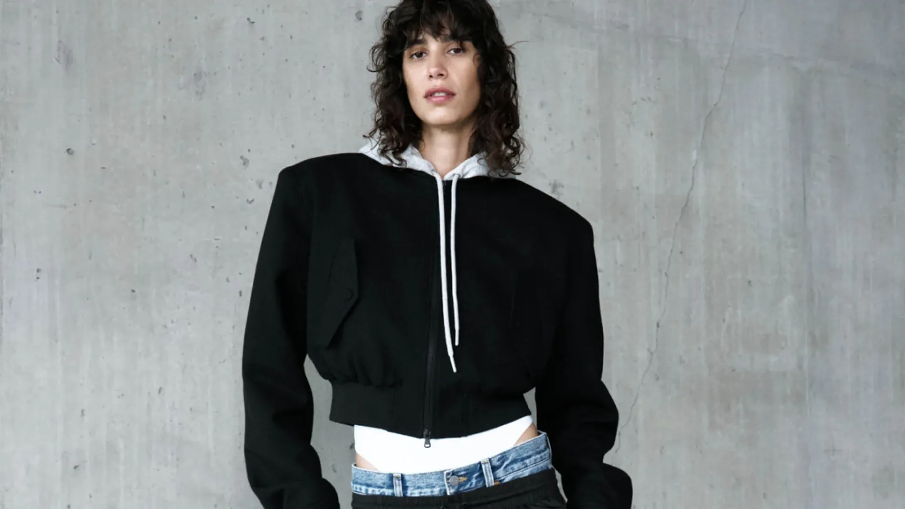H&M in WARDROBE.NYC predstavljata kapsulno kolekcijo brezčasnih plaščev, suknjičev, džinsa in urbanih osnovnih kosov