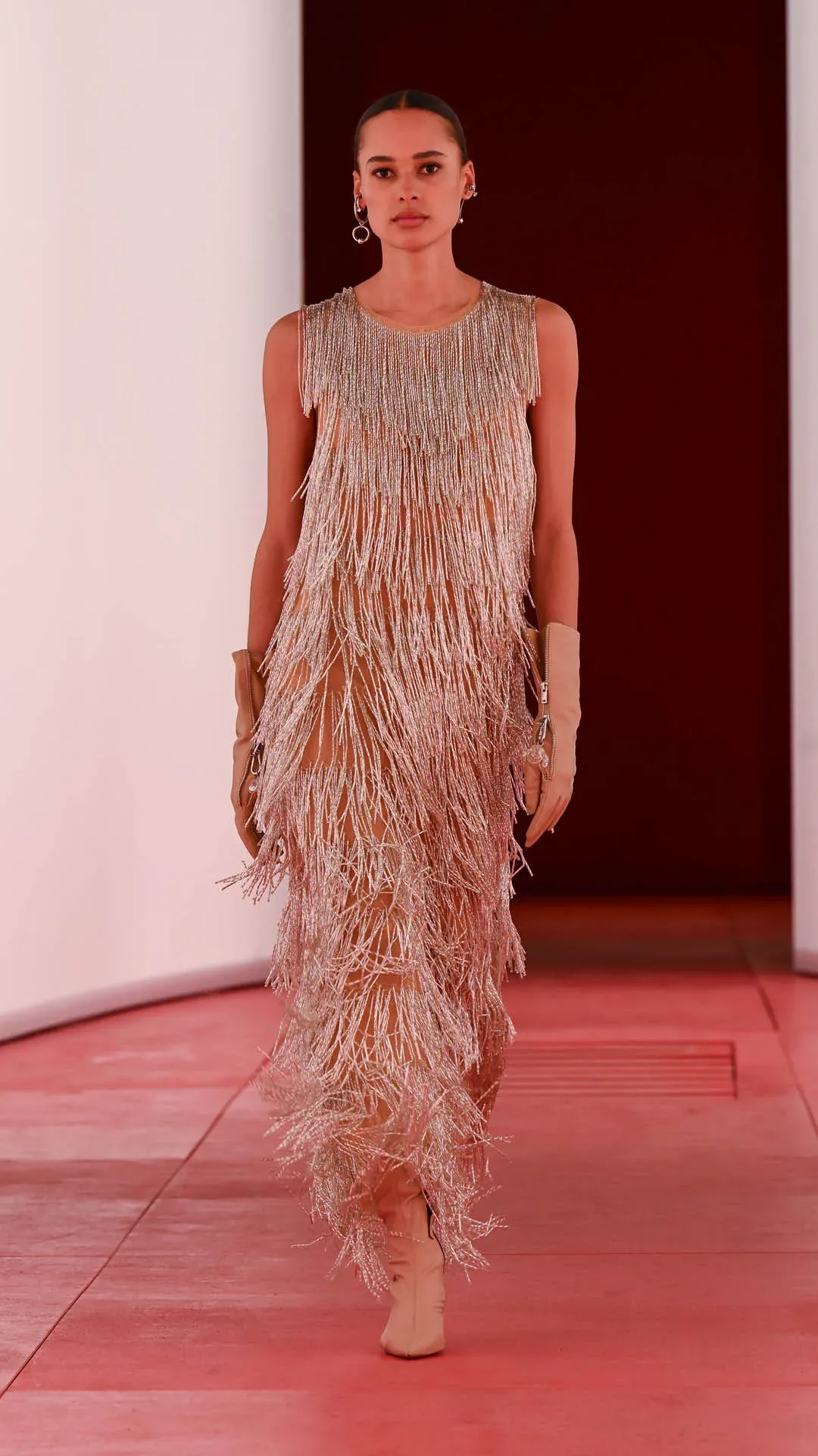 H&M predstavil kolekcijo jesen/zima2025 na London Fashion Weeku s futurističnim modnim spektaklom