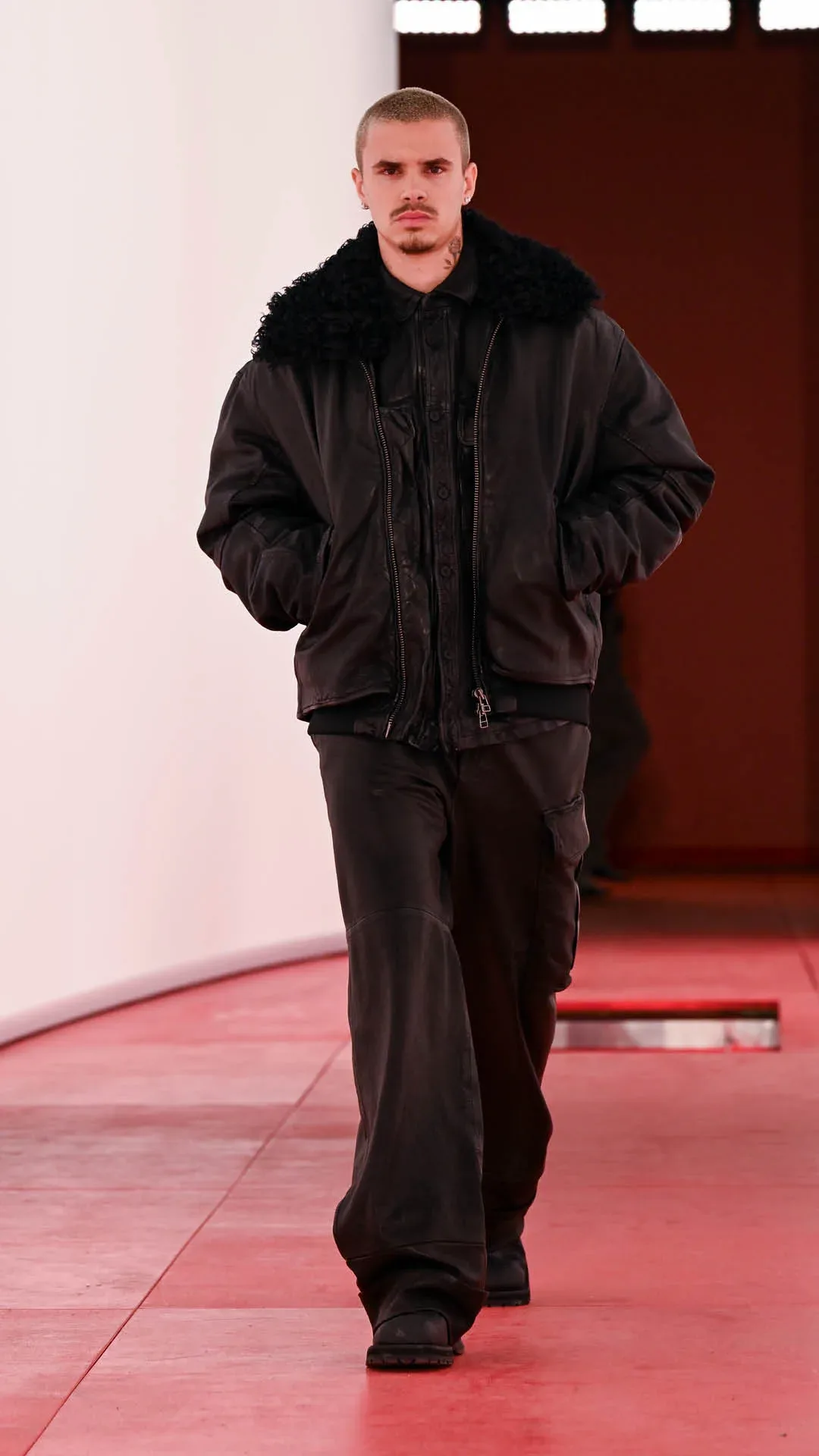 H&M predstavil kolekcijo jesen/zima2025 na London Fashion Weeku s futurističnim modnim spektaklom