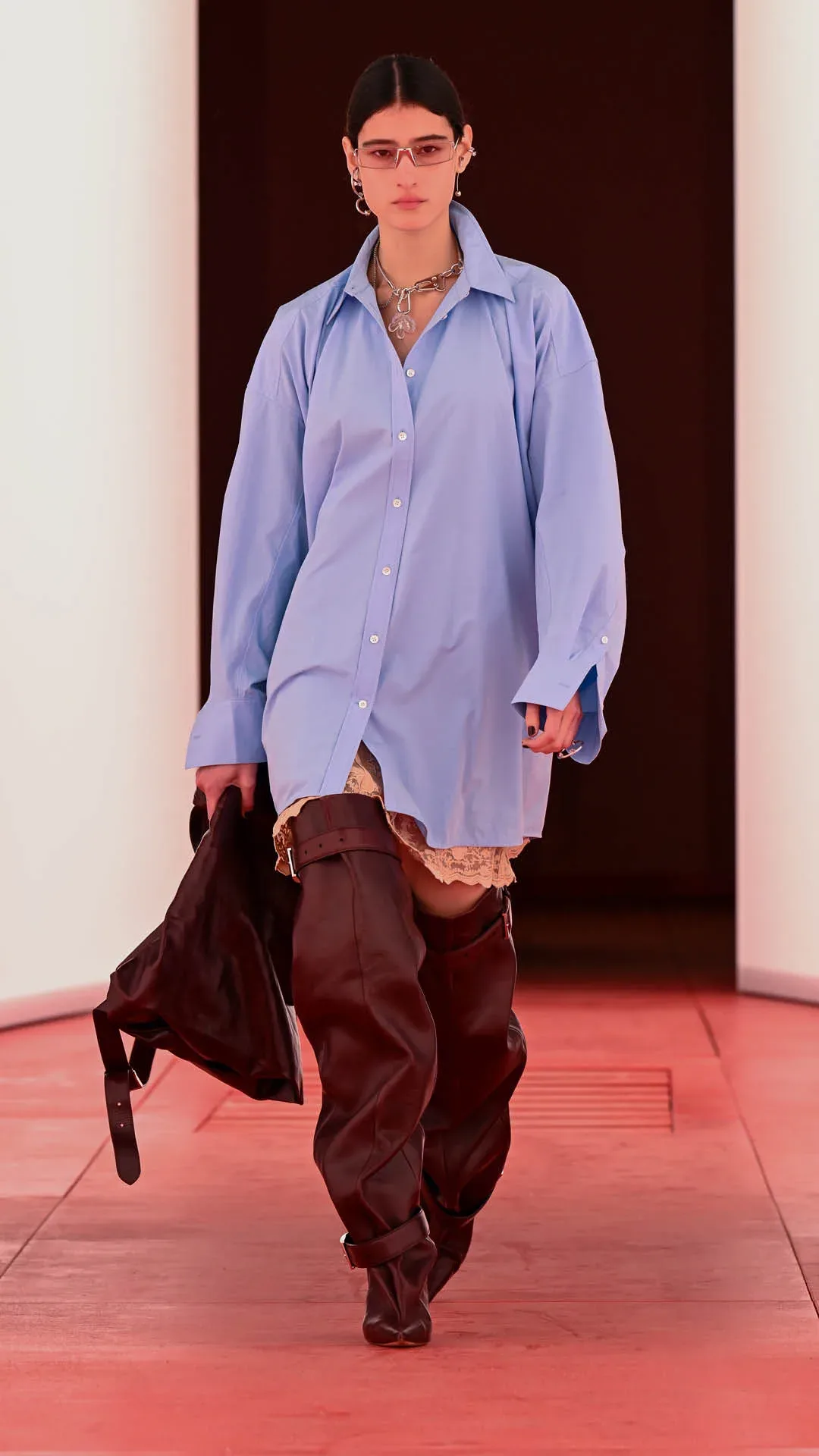 H&M predstavil kolekcijo jesen/zima2025 na London Fashion Weeku s futurističnim modnim spektaklom