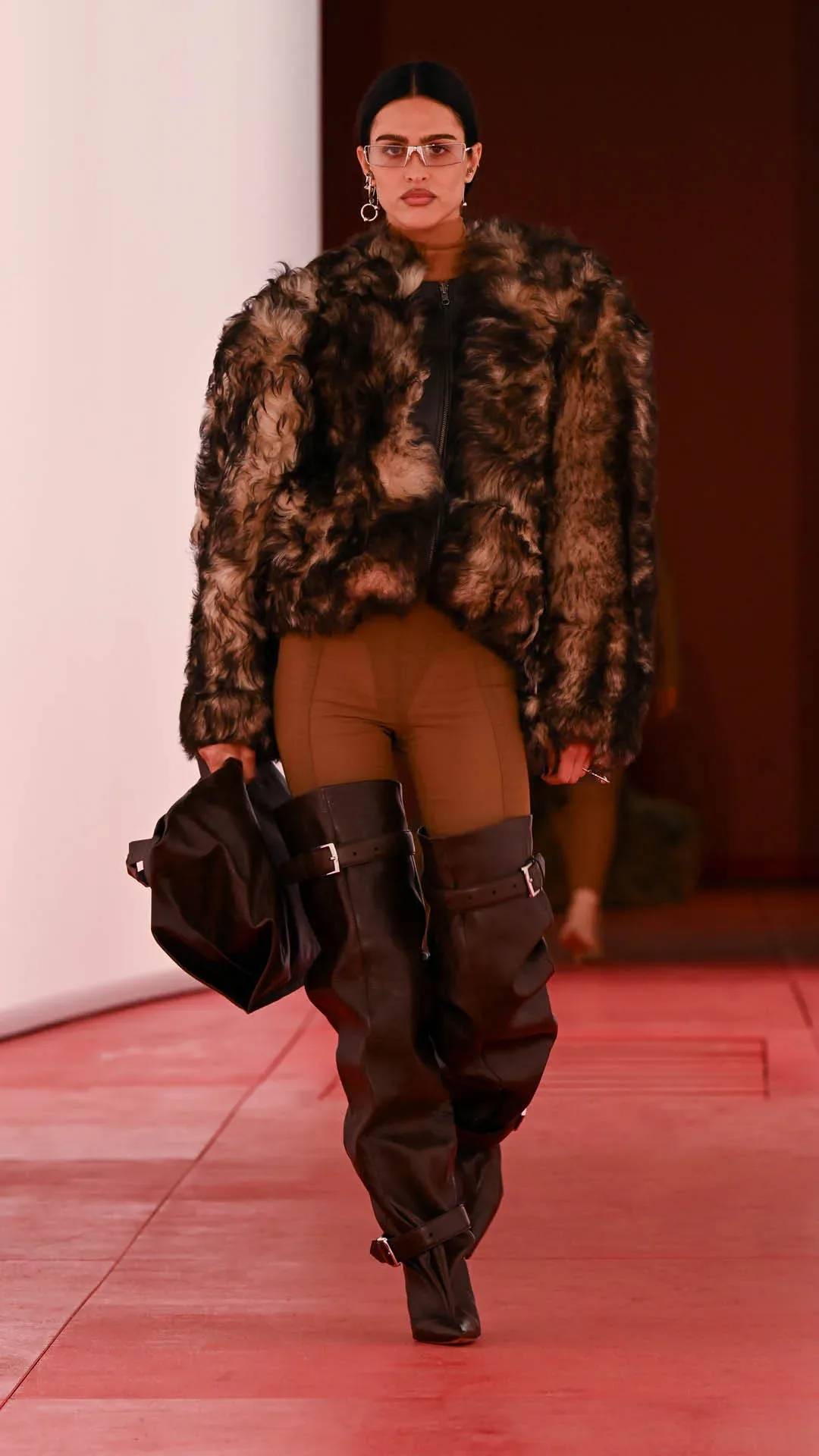 H&M predstavil kolekcijo jesen/zima2025 na London Fashion Weeku s futurističnim modnim spektaklom