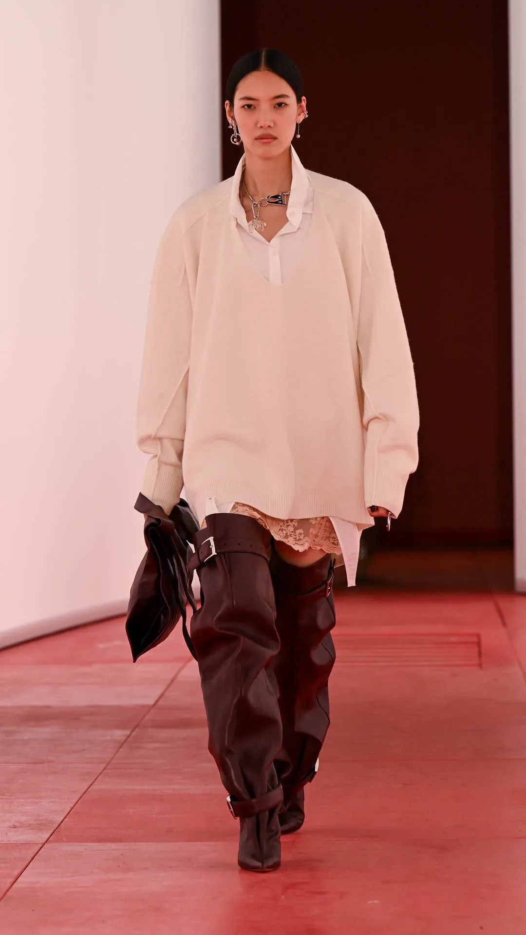 H&M predstavil kolekcijo jesen/zima2025 na London Fashion Weeku s futurističnim modnim spektaklom