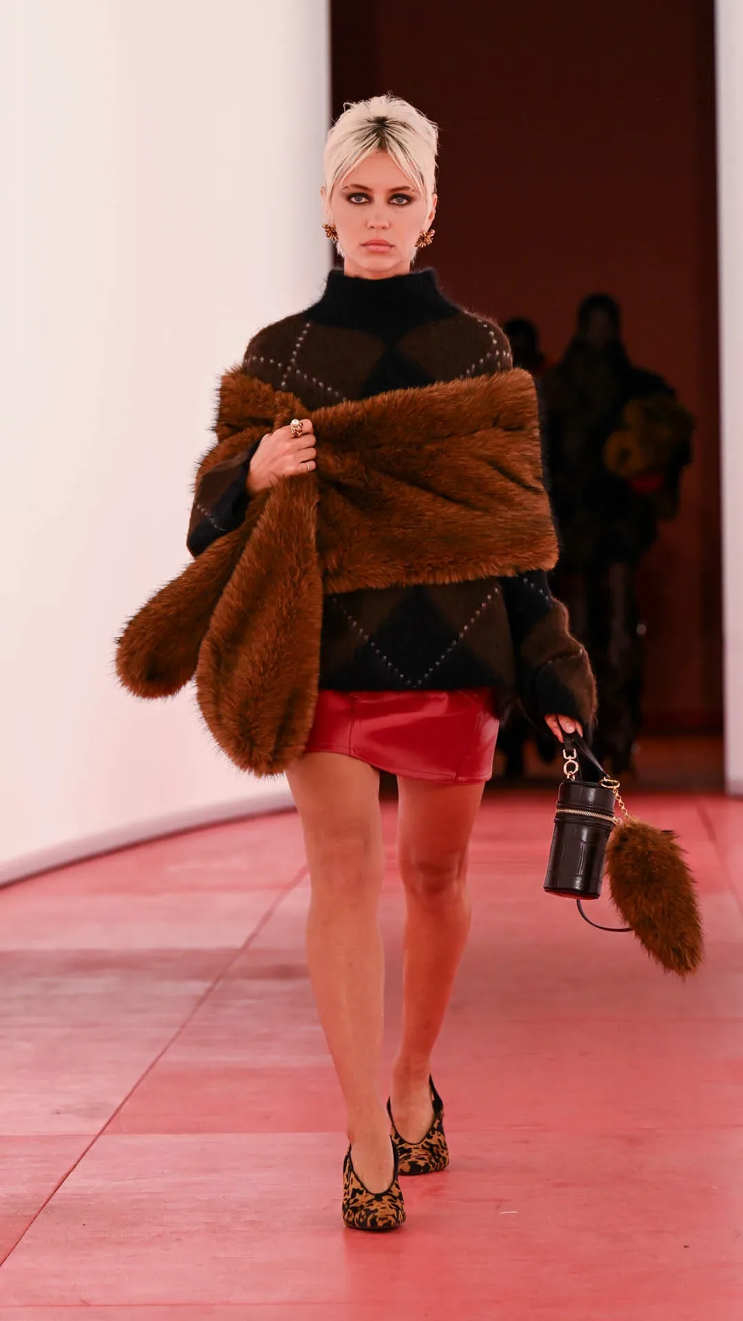 H&M predstavil kolekcijo jesen/zima2025 na London Fashion Weeku s futurističnim modnim spektaklom