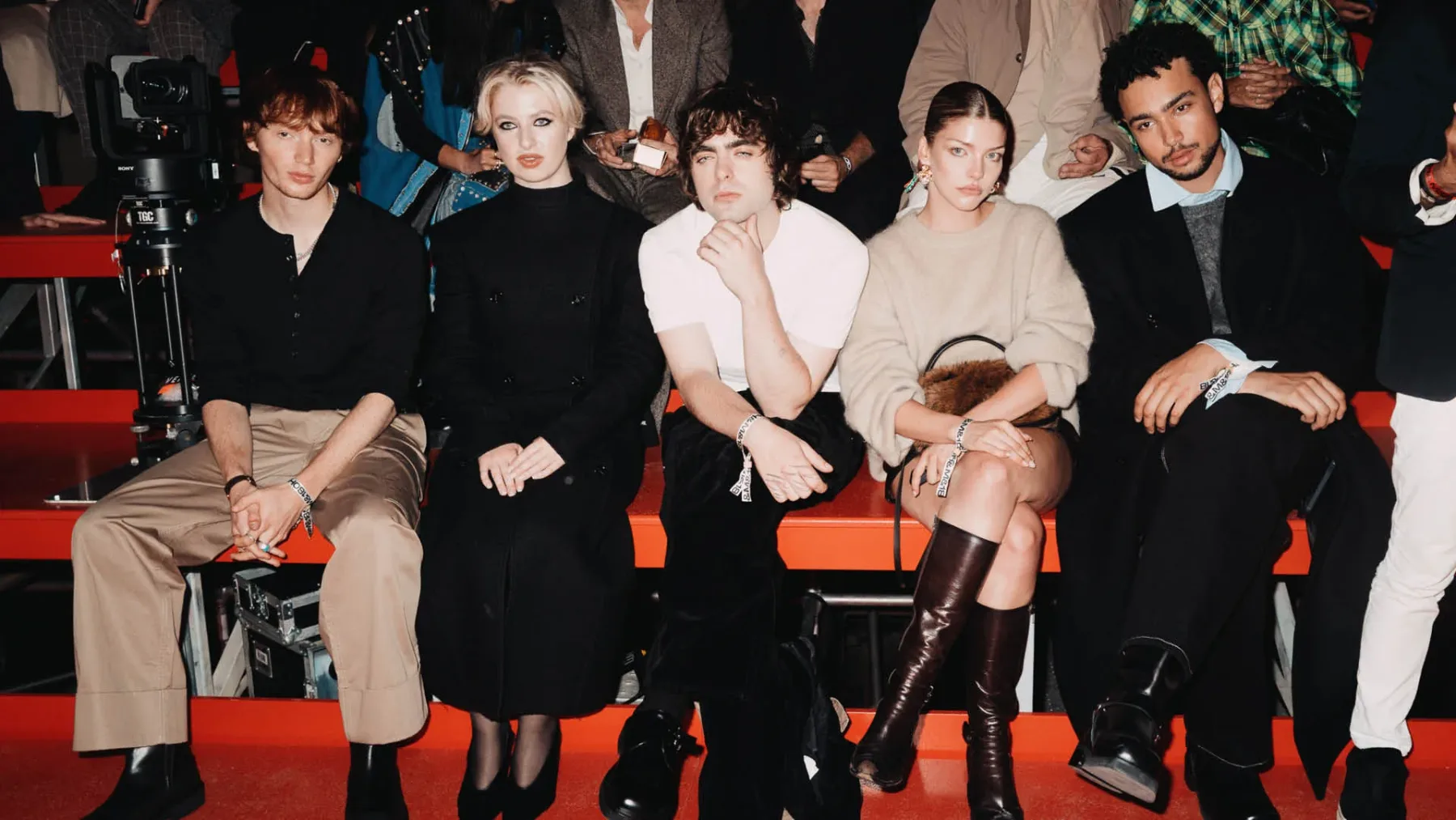 H&M predstavil kolekcijo jesen/zima2025 na London Fashion Weeku s futurističnim modnim spektaklom