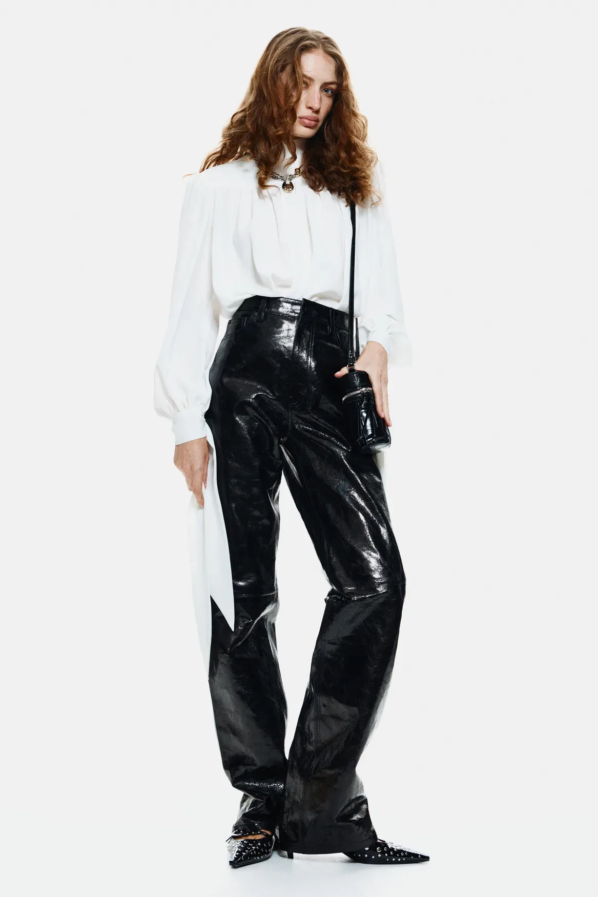 H&M razkriva drugi del kolekcije jesen/zima 2025: Faux krzno, usnje in moda za sodobno urbano boginjo
