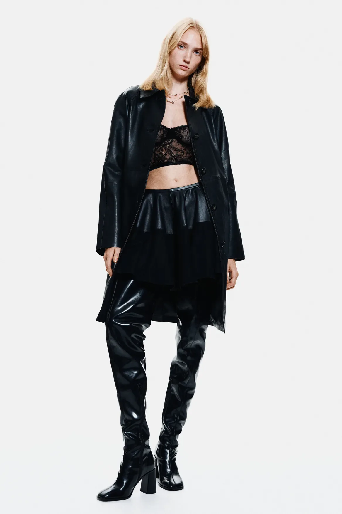 H&M razkriva drugi del kolekcije jesen/zima 2025: Faux krzno, usnje in moda za sodobno urbano boginjo