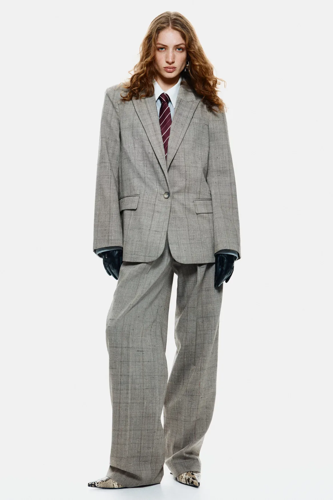 H&M razkriva drugi del kolekcije jesen/zima 2025: Faux krzno, usnje in moda za sodobno urbano boginjo