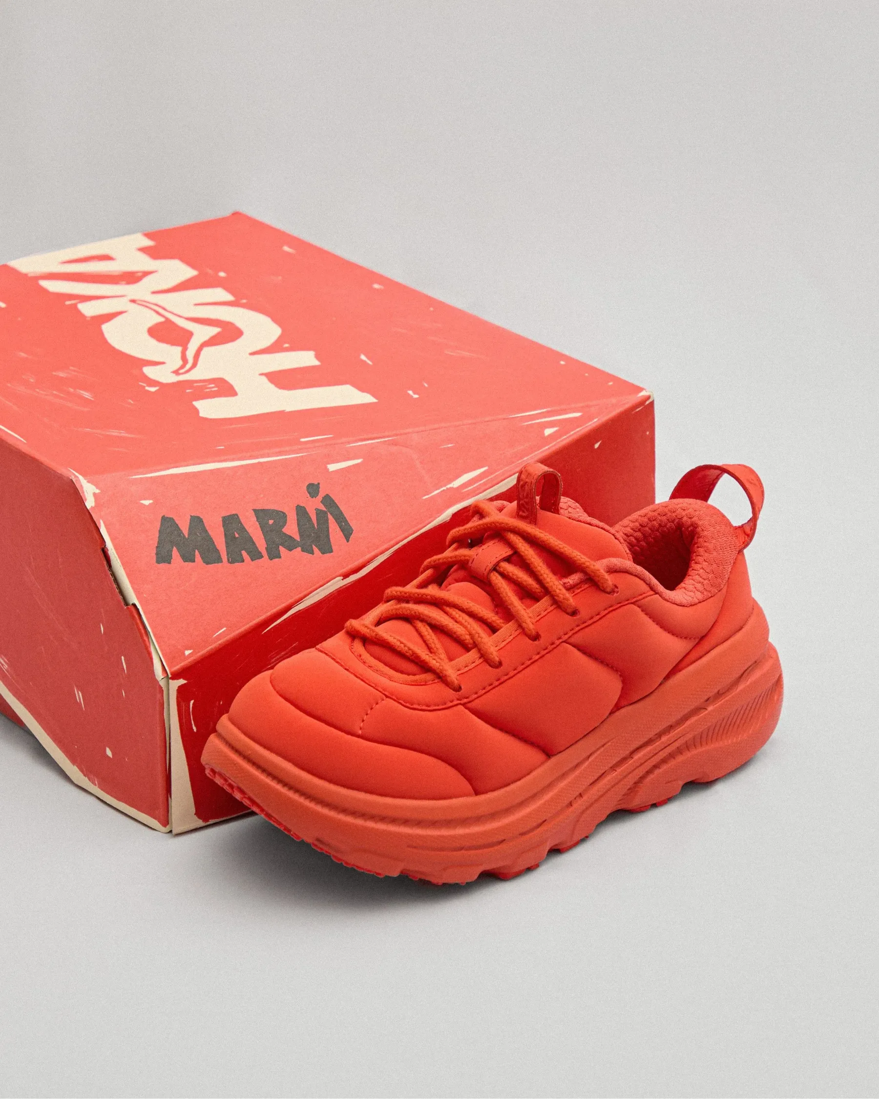 Hoka X Marni združila moči: Nova era ‘dad’ superg, ki jih nihče ne bo nosil na tek