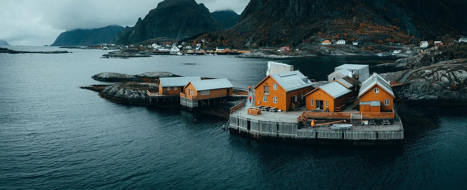 Holmen Lofoten: Kulinarično zatočišče na robu arktičnega sveta, kjer se divji fjordi srečajo z visoko gastronomijo