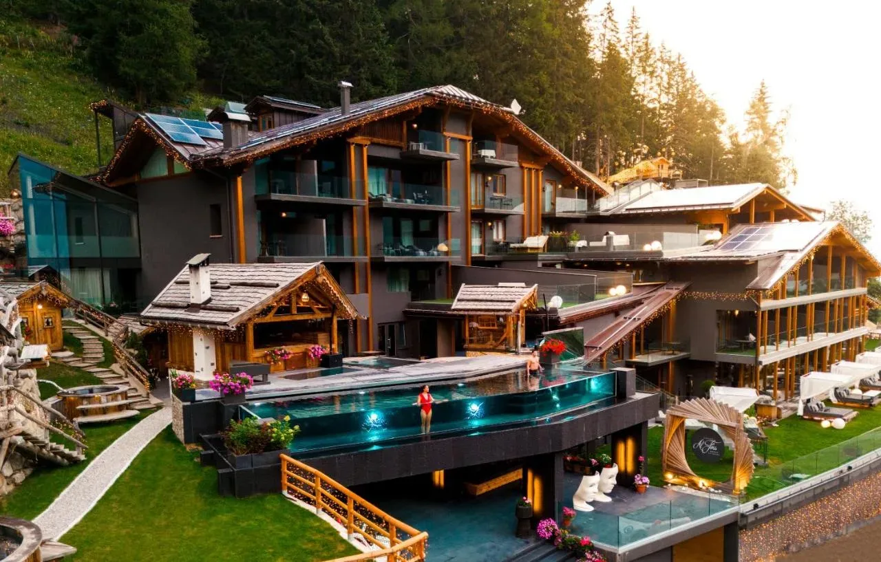 Hotel Chalet Al Foss: Očarljivost luksuza v osrčju italijanskih Alp