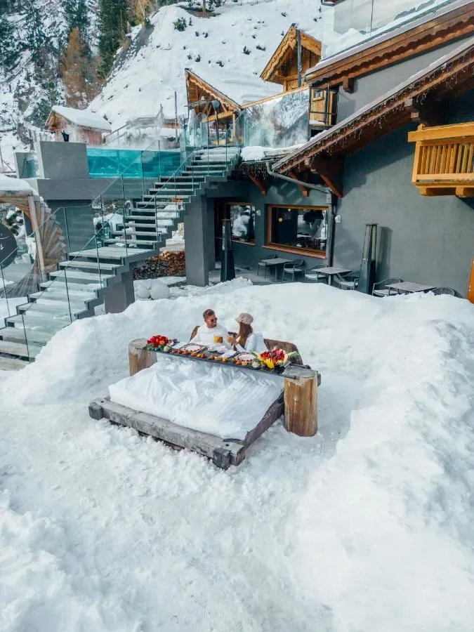 Hotel Chalet Al Foss: Očarljivost luksuza v osrčju italijanskih Alp