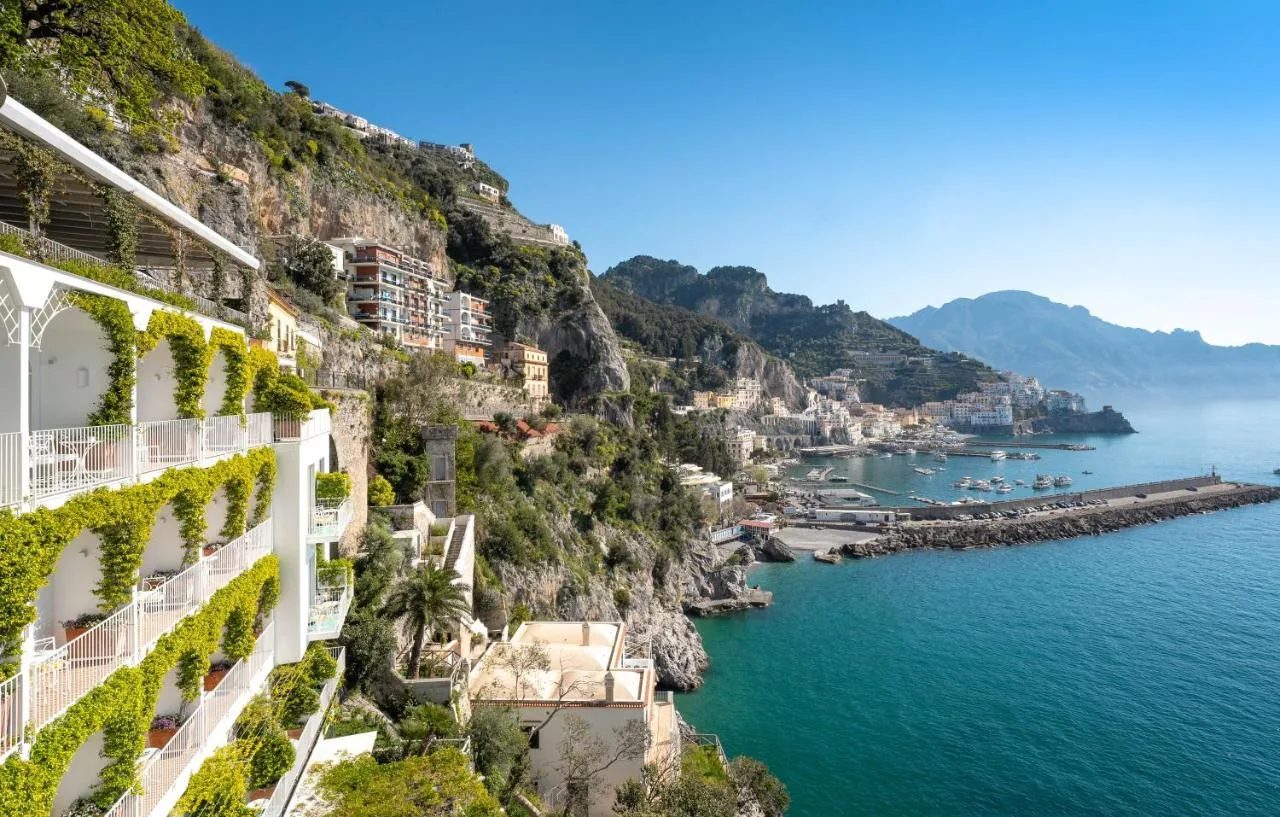 Hotel Miramalfi – eleganca, sodobnost in dih jemajoč pogled na Amalfijsko obalo