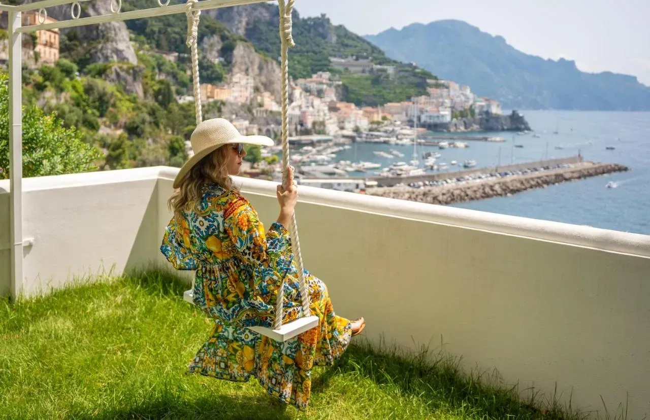 Hotel Miramalfi – eleganca, sodobnost in dih jemajoč pogled na Amalfijsko obalo