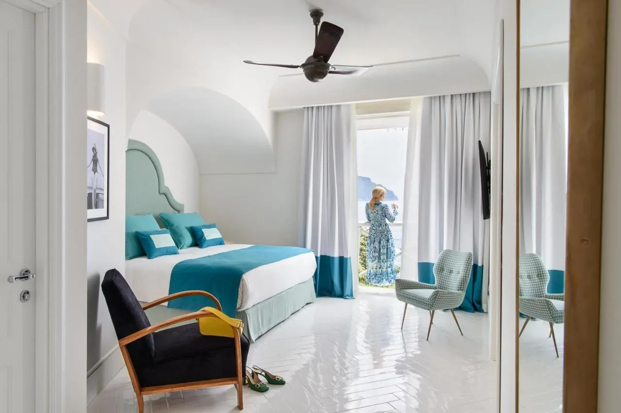 Hotel Miramalfi – eleganca, sodobnost in dih jemajoč pogled na Amalfijsko obalo