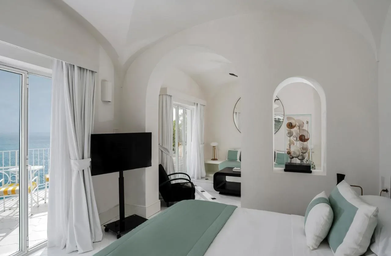 Hotel Miramalfi – eleganca, sodobnost in dih jemajoč pogled na Amalfijsko obalo