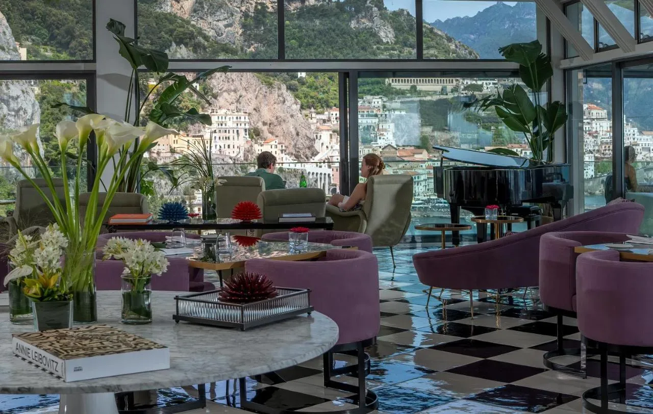 Hotel Miramalfi – eleganca, sodobnost in dih jemajoč pogled na Amalfijsko obalo