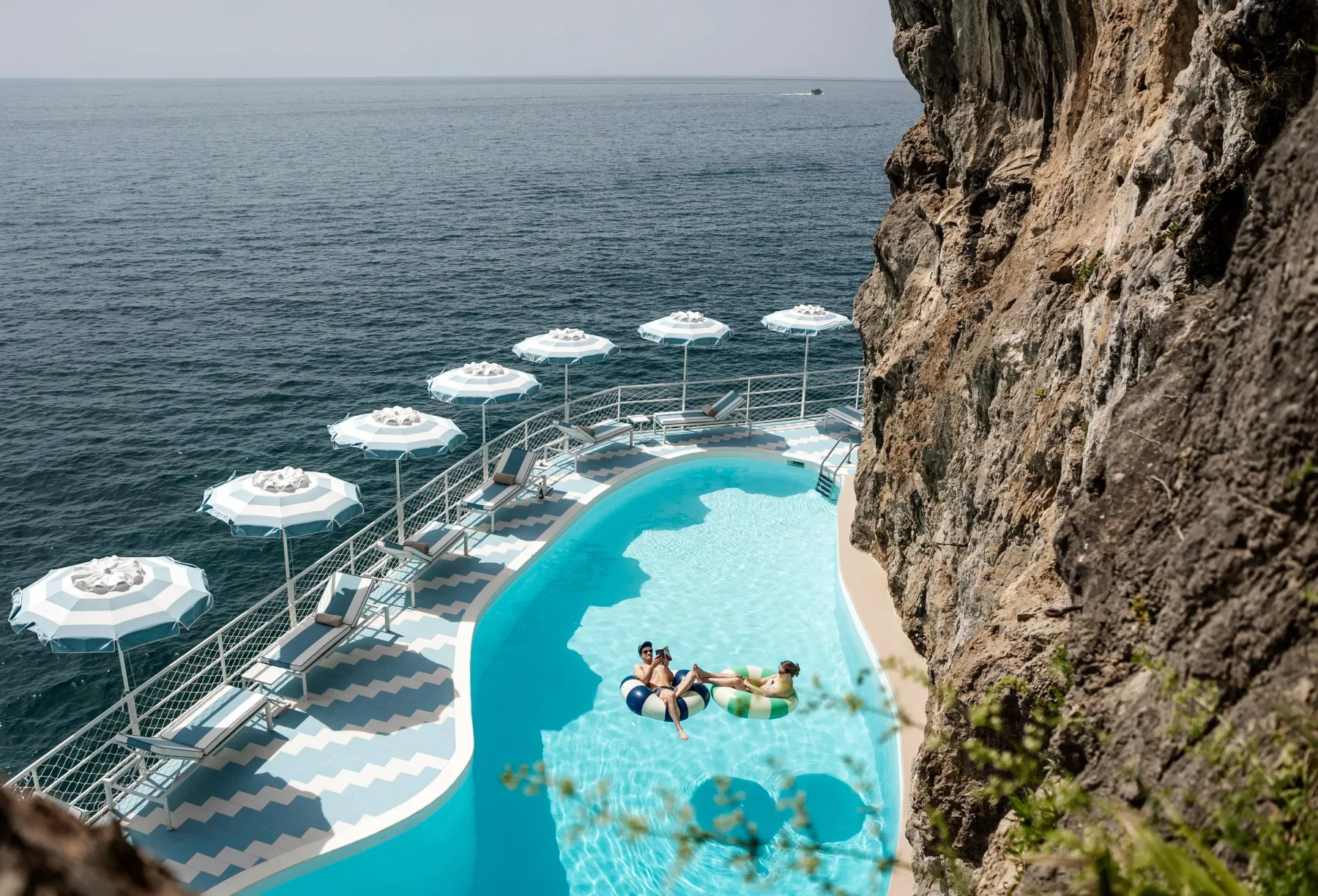 Hotel Miramalfi – eleganca, sodobnost in dih jemajoč pogled na Amalfijsko obalo