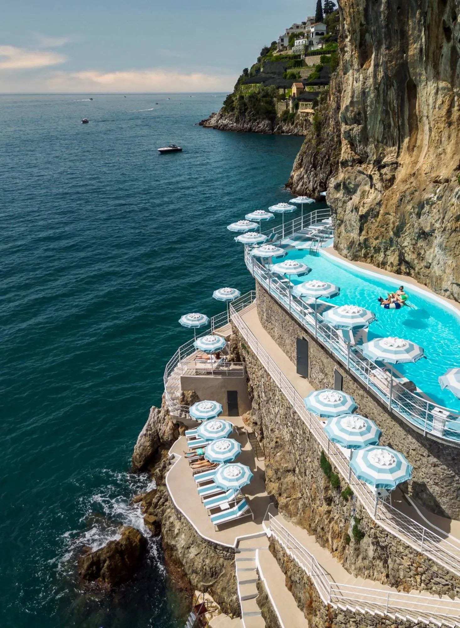 Hotel Miramalfi – eleganca, sodobnost in dih jemajoč pogled na Amalfijsko obalo