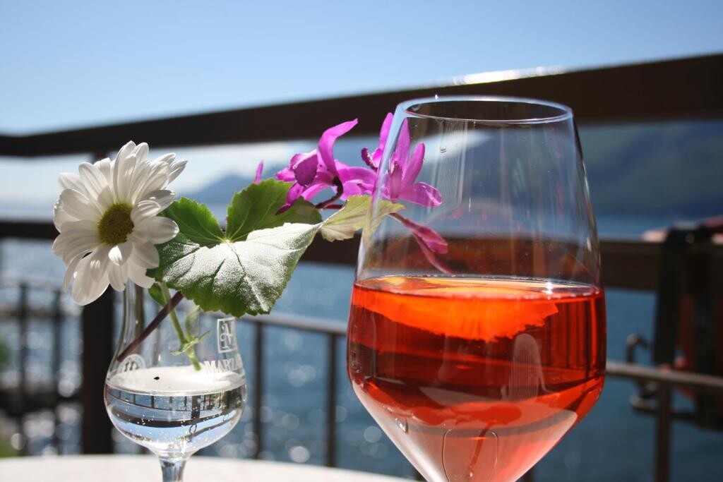 Hotel Nettuno: Ljubezenska zgodba ob jezeru v Brenzone sul Garda