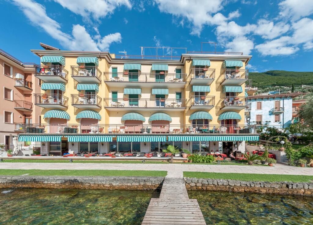 Hotel Nettuno: Ljubezenska zgodba ob jezeru v Brenzone sul Garda