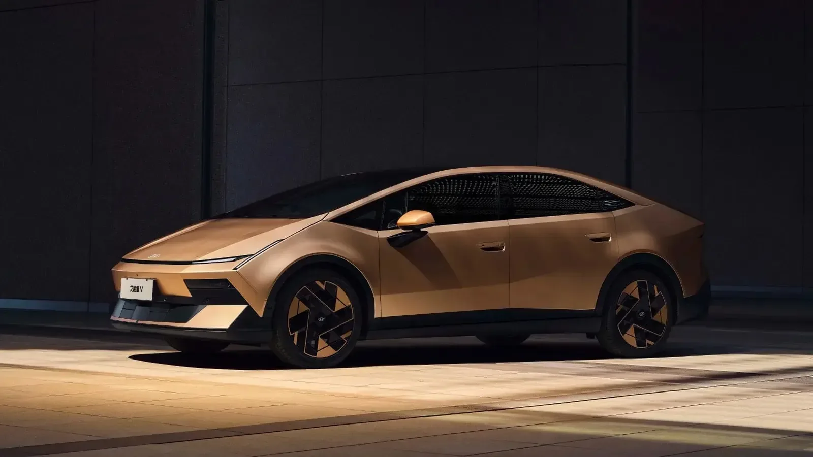Hyundai Ioniq V: Električna limuzina z znanstvenofantastičnim pridihom in kitajsko pametjo