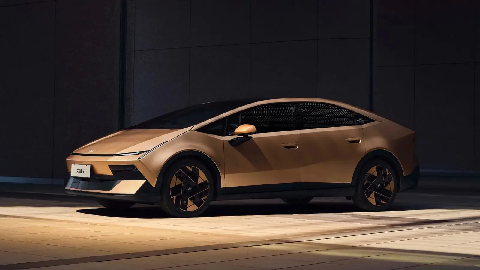 Hyundai Ioniq V: Električna limuzina z znanstvenofantastičnim pridihom in kitajsko pametjo