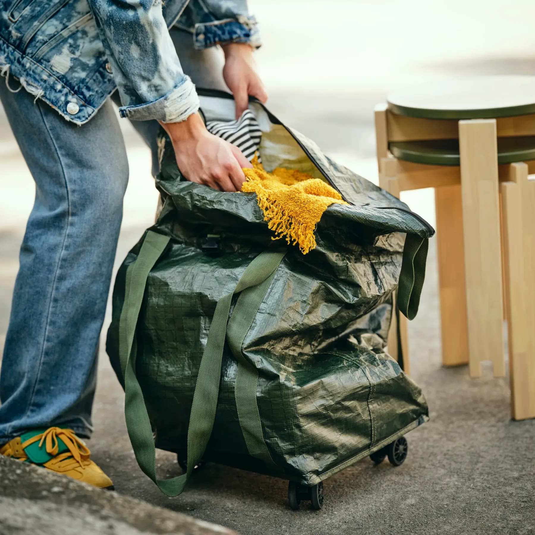 IKEA KOMPISHÄNG: nova prenosna kolekcija pohištva za vse, ki se selijo pogosteje kot zalivajo fikus