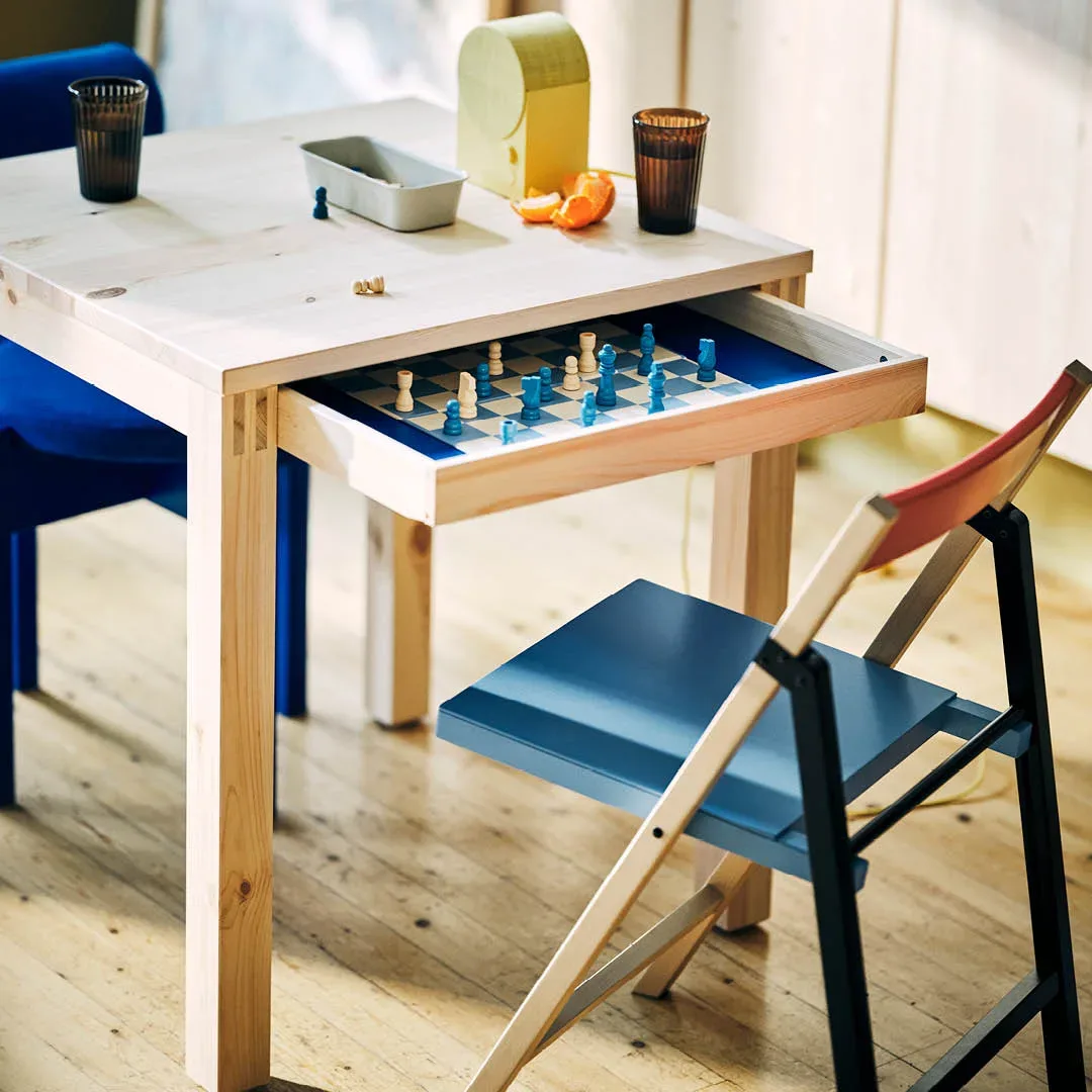 IKEA PS 2026 kolekcija: razkrivamo vseh 44 kosov, ki majhna stanovanja spremenijo v dizajnerski lunapark