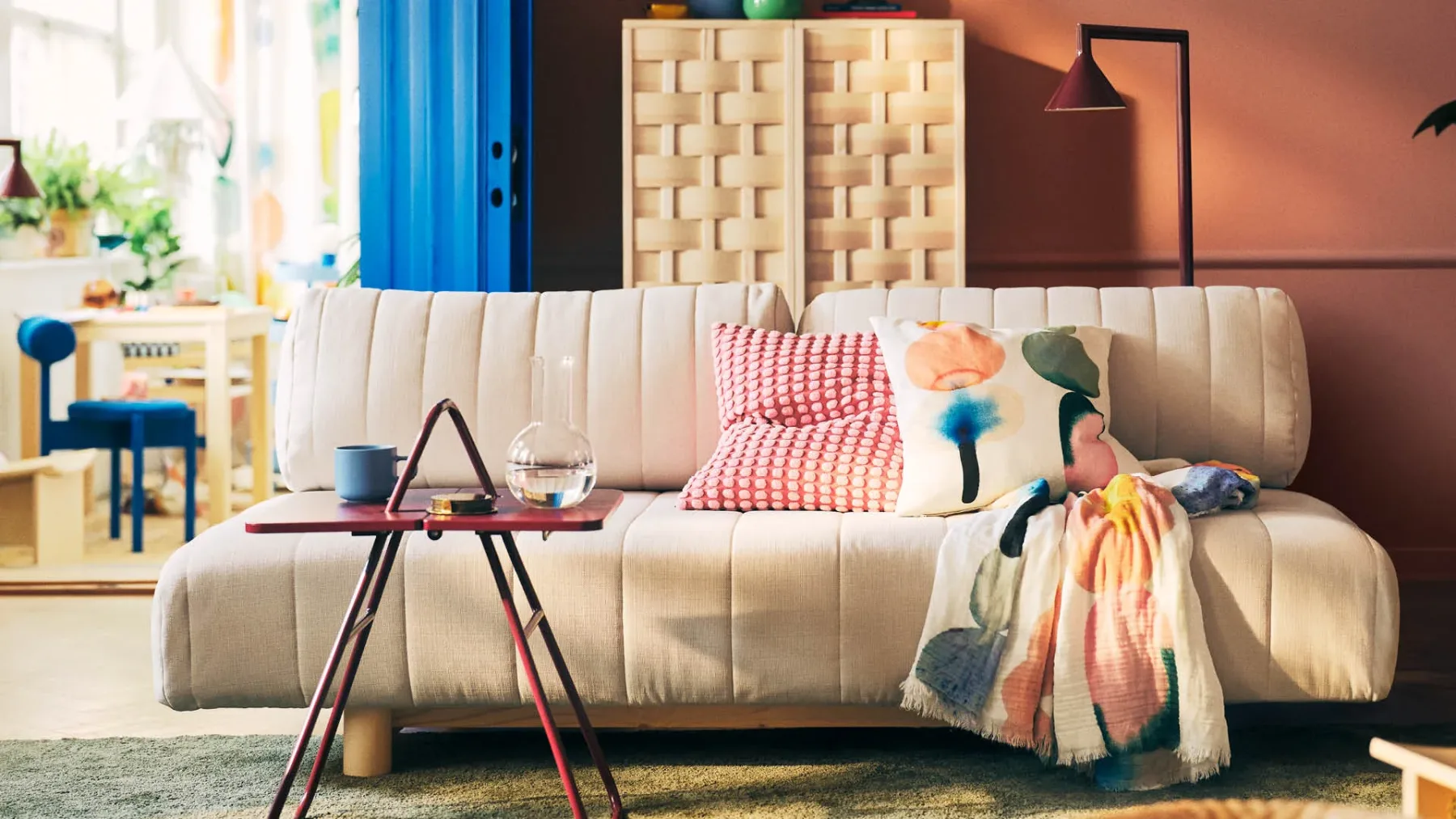 IKEA PS 2026 kolekcija: razkrivamo vseh 44 kosov, ki majhna stanovanja spremenijo v dizajnerski lunapark
