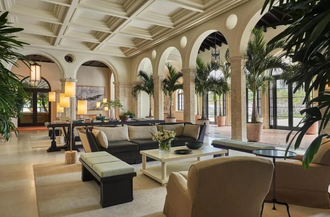Ikona Miamija v novem sijaju: Four Seasons Hotel at The Surf Club – ekskluzivna oaza razkošja