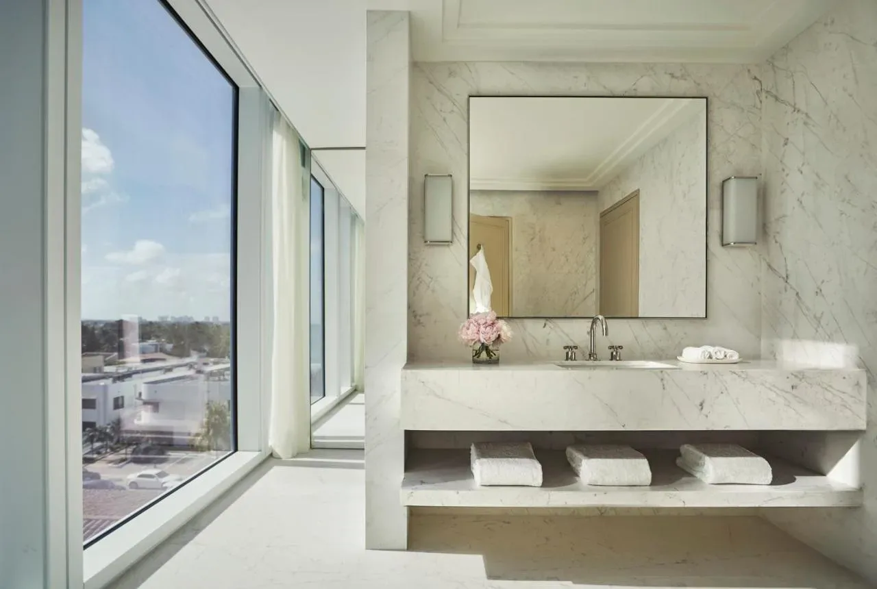Ikona Miamija v novem sijaju: Four Seasons Hotel at The Surf Club – ekskluzivna oaza razkošja