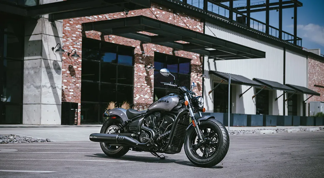 Indian Scout Sixty Bobber 2025: Umetnost minimalizma na dveh kolesih
