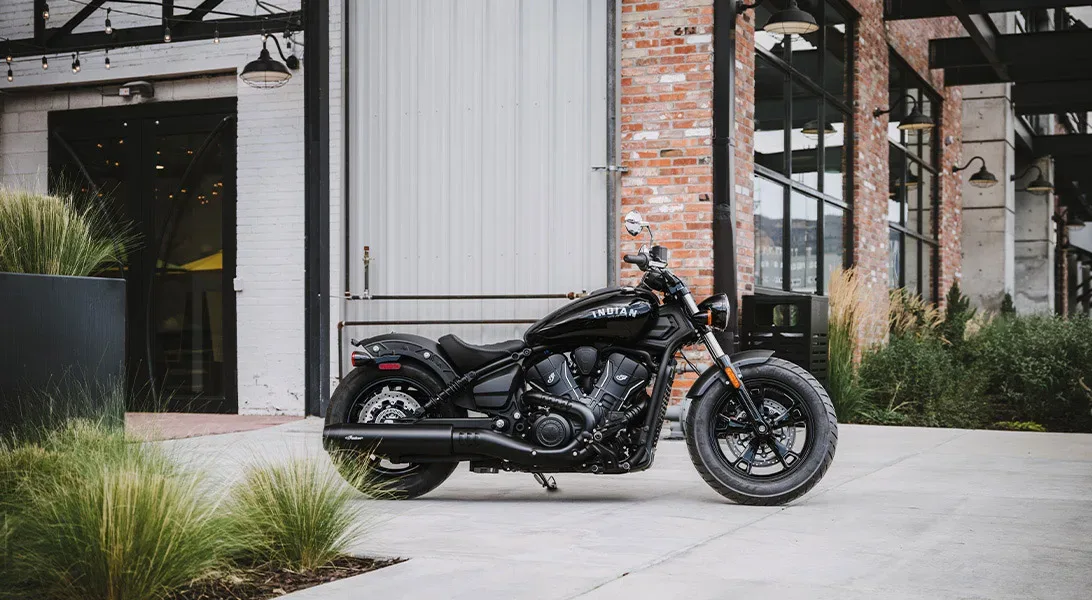 Indian Scout Sixty Bobber 2025: Umetnost minimalizma na dveh kolesih