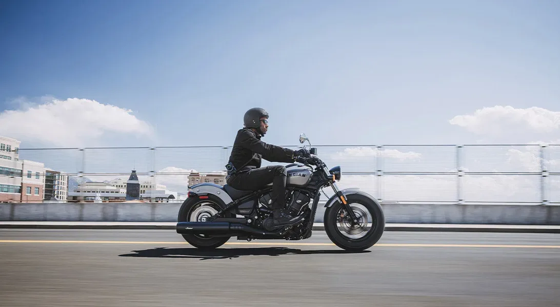 Indian Scout Sixty Bobber 2025: Umetnost minimalizma na dveh kolesih