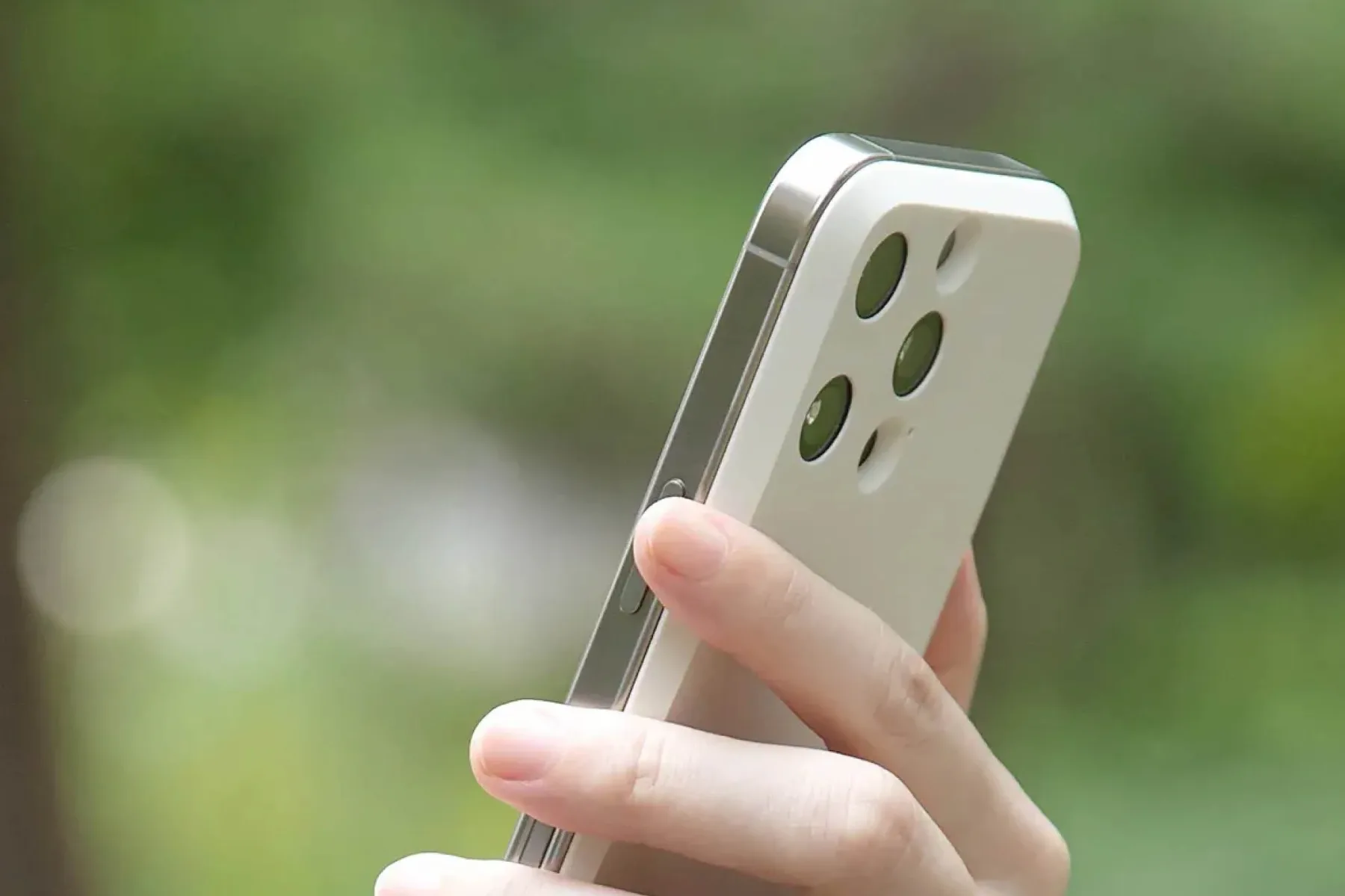 iPhone brez grbe z Mynus MAGBACK: minimalistična ploščica, ki izbriše največjo estetsko travmo iPhona – grbo kamere