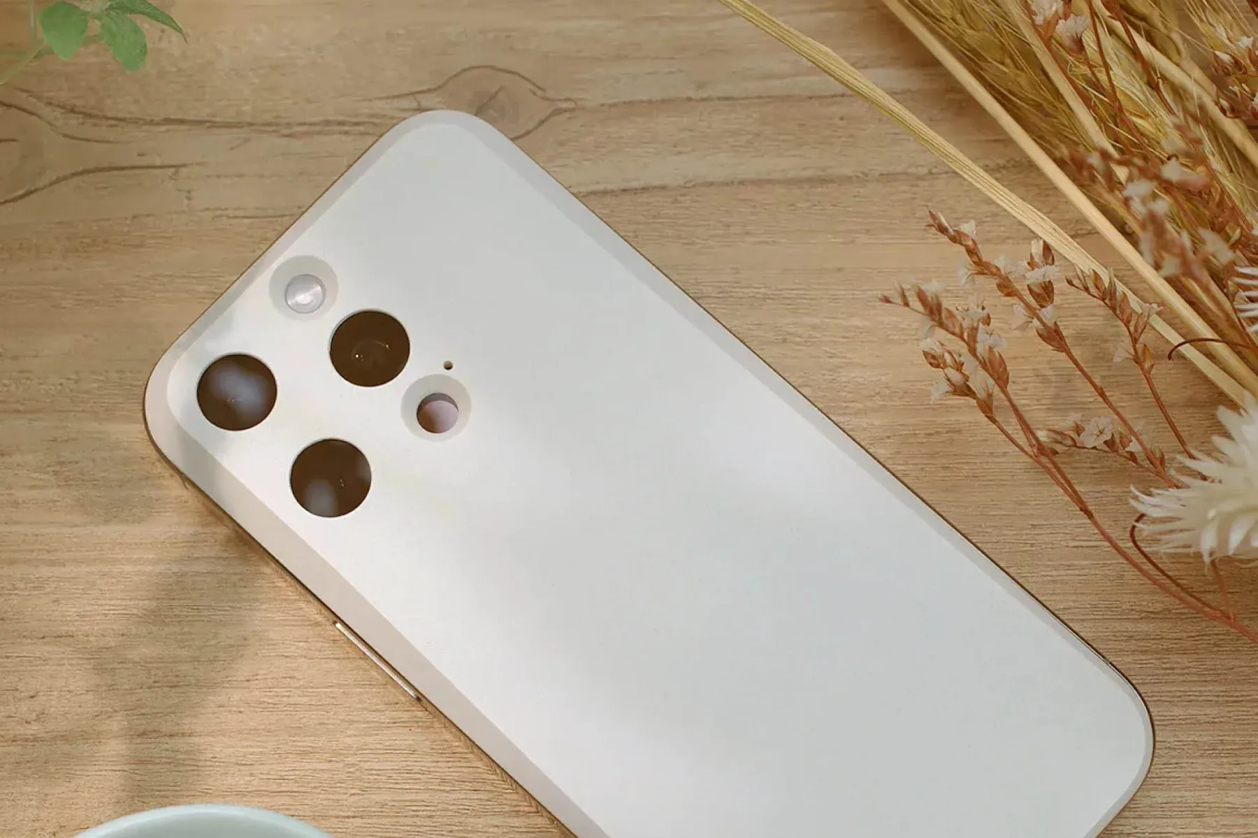 iPhone brez grbe z Mynus MAGBACK: minimalistična ploščica, ki izbriše največjo estetsko travmo iPhona – grbo kamere