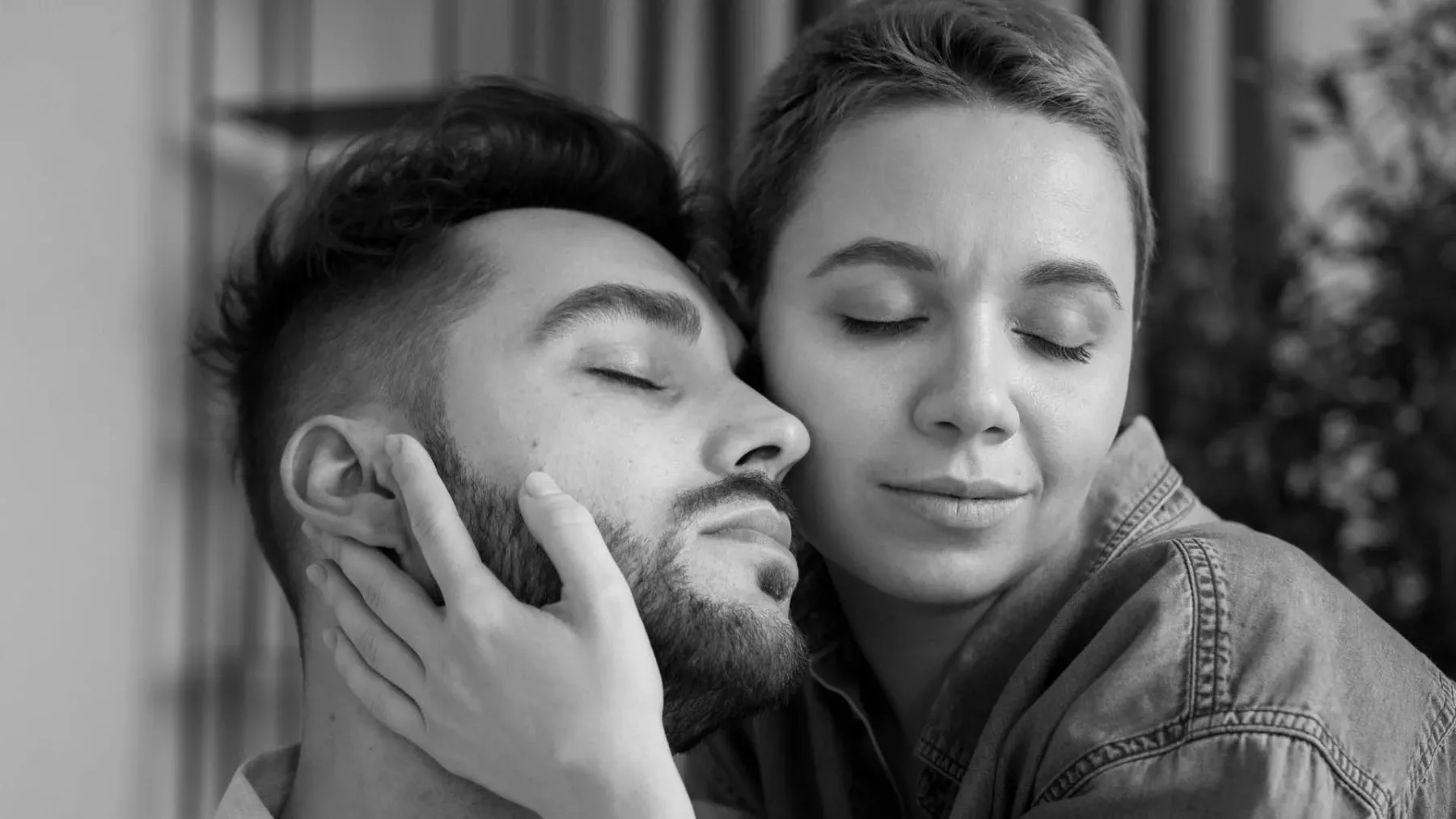 Izgubila sem sebe, da bi obdržala njega: Zakaj se vsaka ljubezen, ki temelji na tišini, konči v solzah