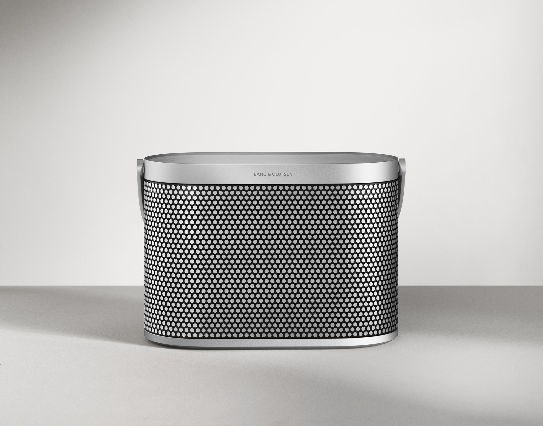 Izvedba Beosound A5 Spaced Aluminium od Bang & Olufsen: ples z retro & futurističnim zvočnikom