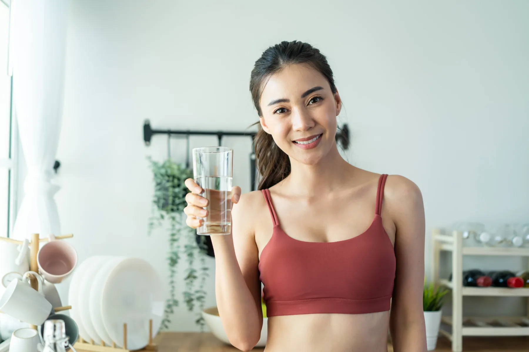 Japonska vodna terapija: Zakaj milijone ljudi prisega na ta preprost jutranji trik z mlačno vodo?!