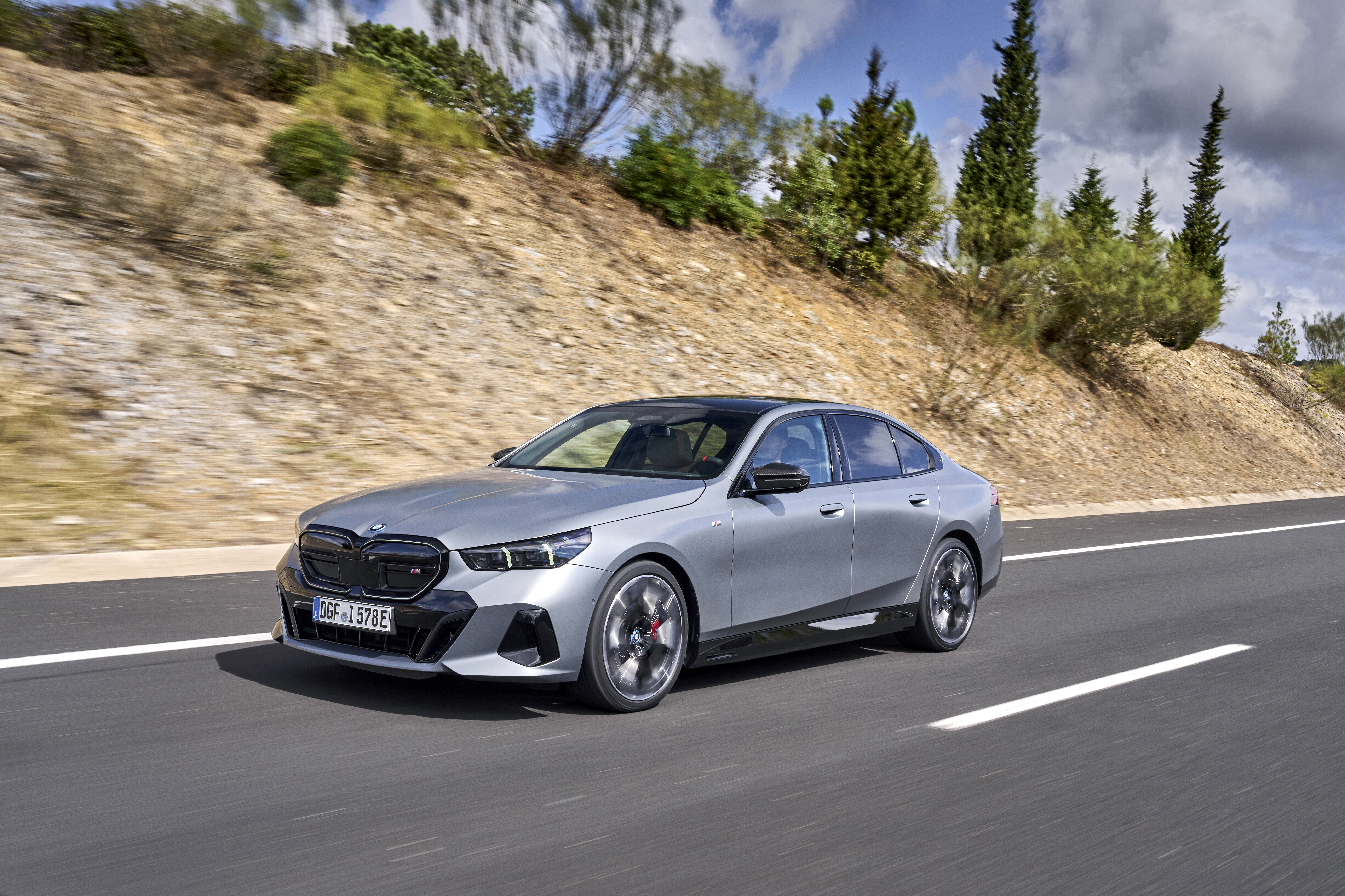 Je to najbolj zgrešen BMW vseh časov? BMW i5 M60 xDrive: ko električna fantazija trči v realnost