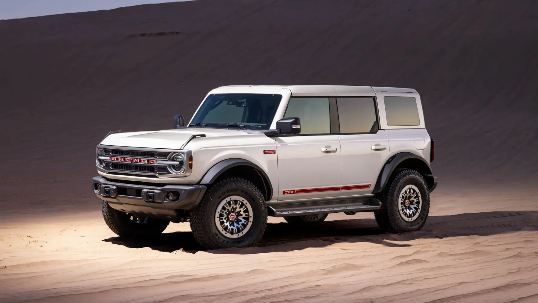 Je to najlepši?! Ford Bronco 60th Anniversary Package (2026) – Retro legenda v Wimbledon White se vrača na makadam