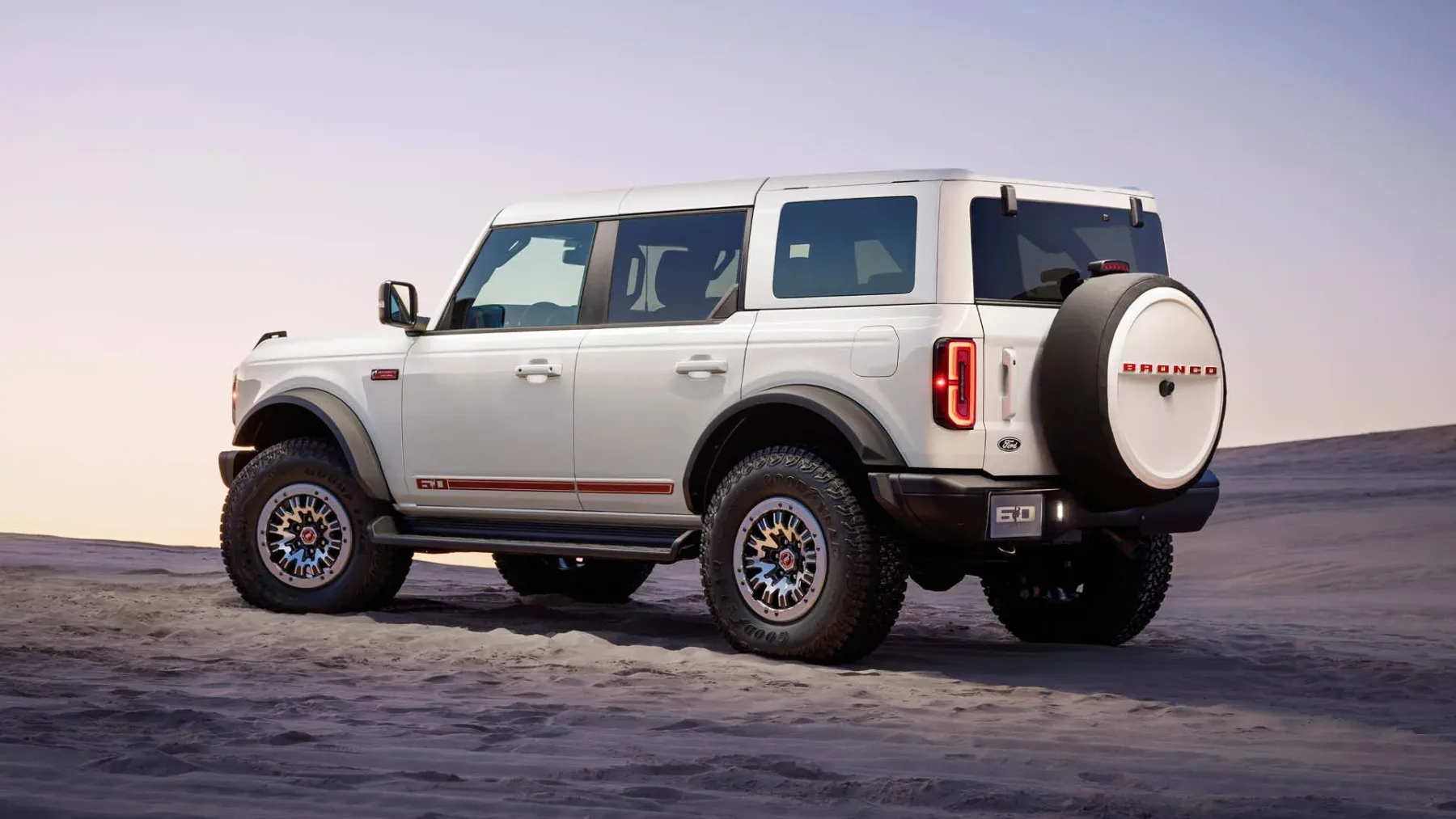 Je to najlepši?! Ford Bronco 60th Anniversary Package (2026) – Retro legenda v Wimbledon White se vrača na makadam
