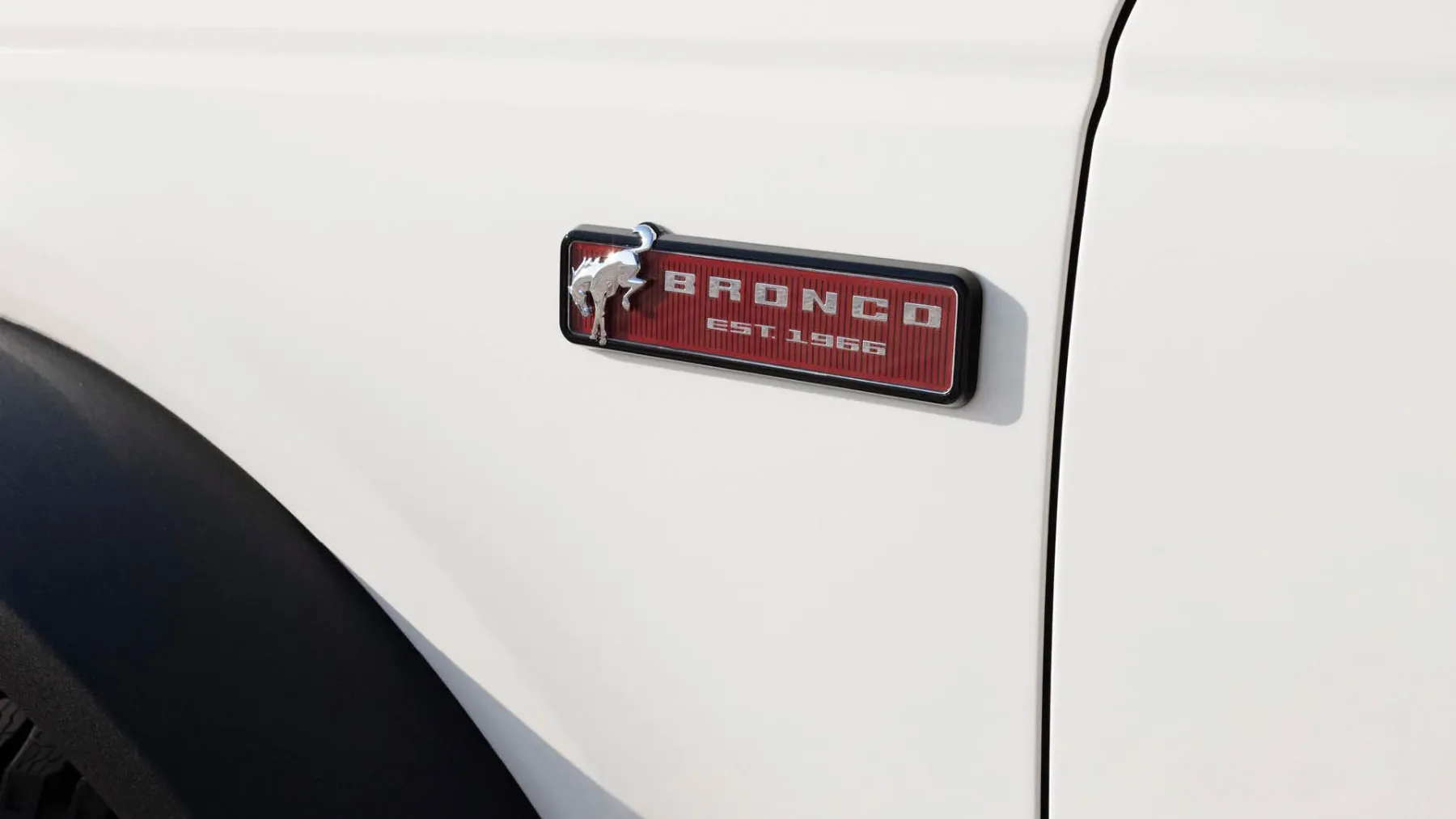 Je to najlepši?! Ford Bronco 60th Anniversary Package (2026) – Retro legenda v Wimbledon White se vrača na makadam