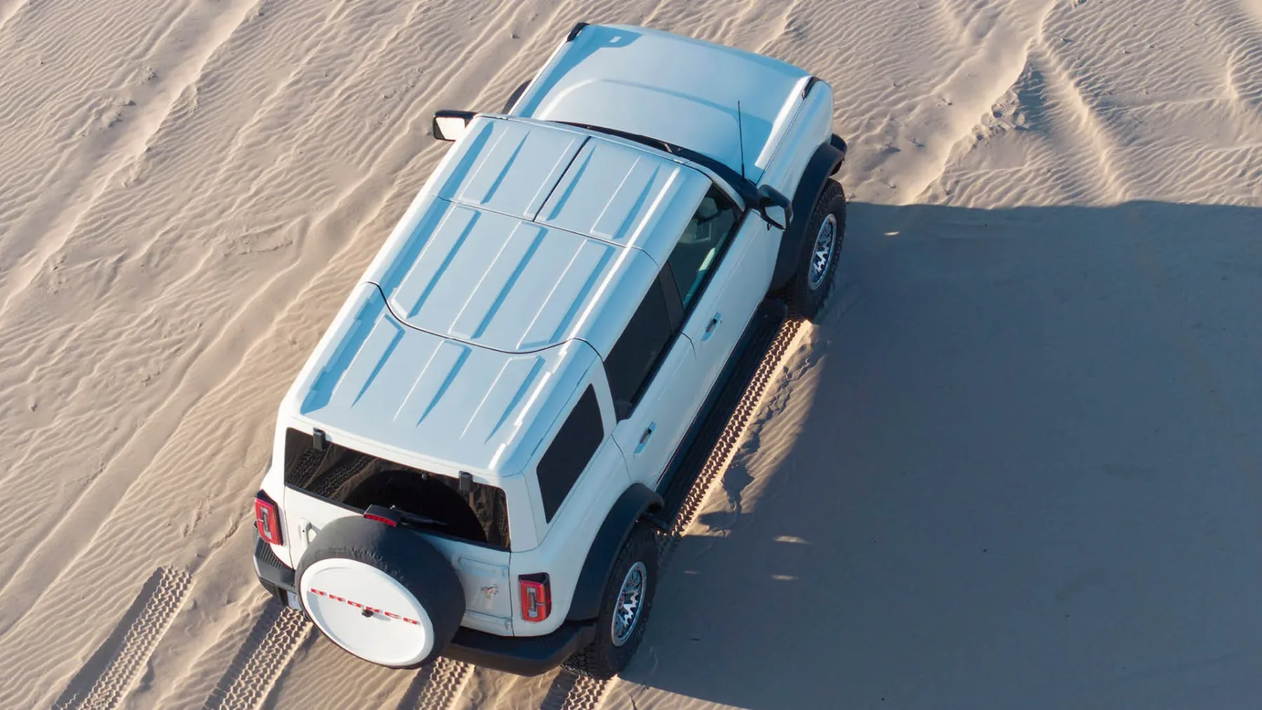 Je to najlepši?! Ford Bronco 60th Anniversary Package (2026) – Retro legenda v Wimbledon White se vrača na makadam