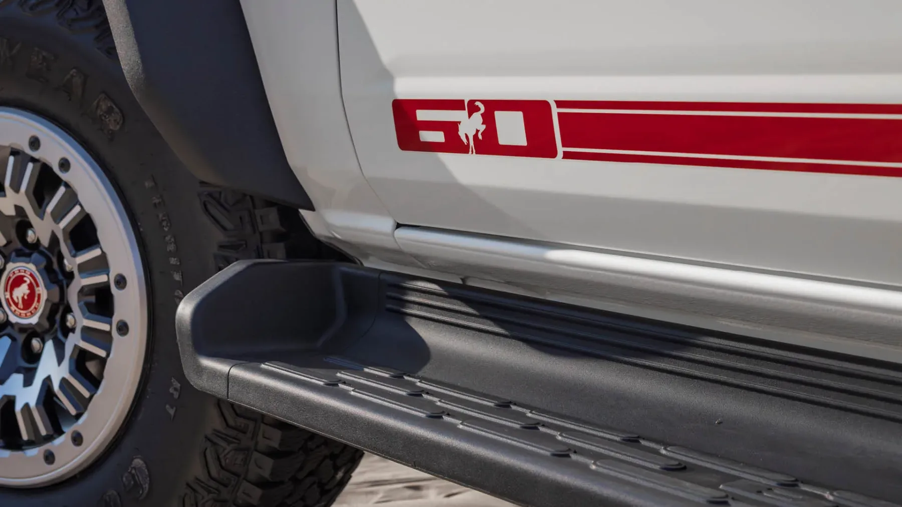 Je to najlepši?! Ford Bronco 60th Anniversary Package (2026) – Retro legenda v Wimbledon White se vrača na makadam