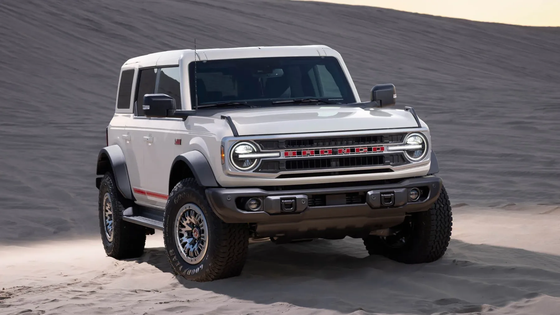 Je to najlepši?! Ford Bronco 60th Anniversary Package (2026) – Retro legenda v Wimbledon White se vrača na makadam