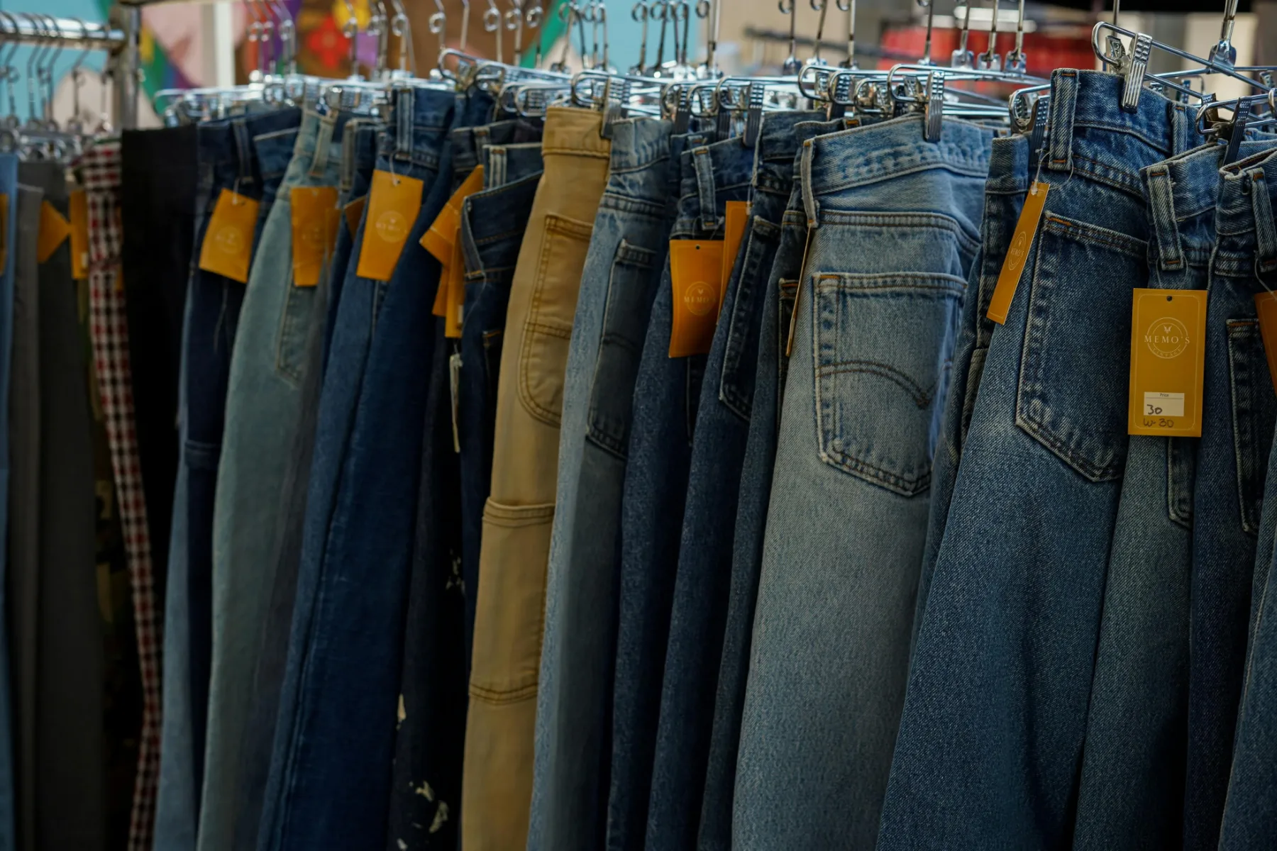 Jeans se vrača: zakaj so kavbojke ponovno na vrhu modne lestvice?