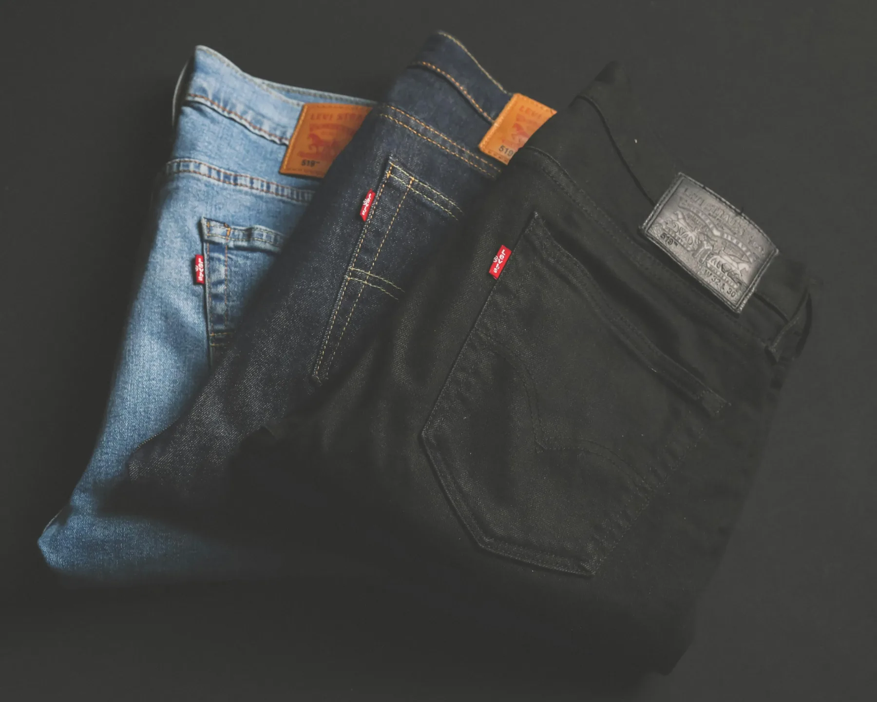 Jeans se vrača: zakaj so kavbojke ponovno na vrhu modne lestvice?